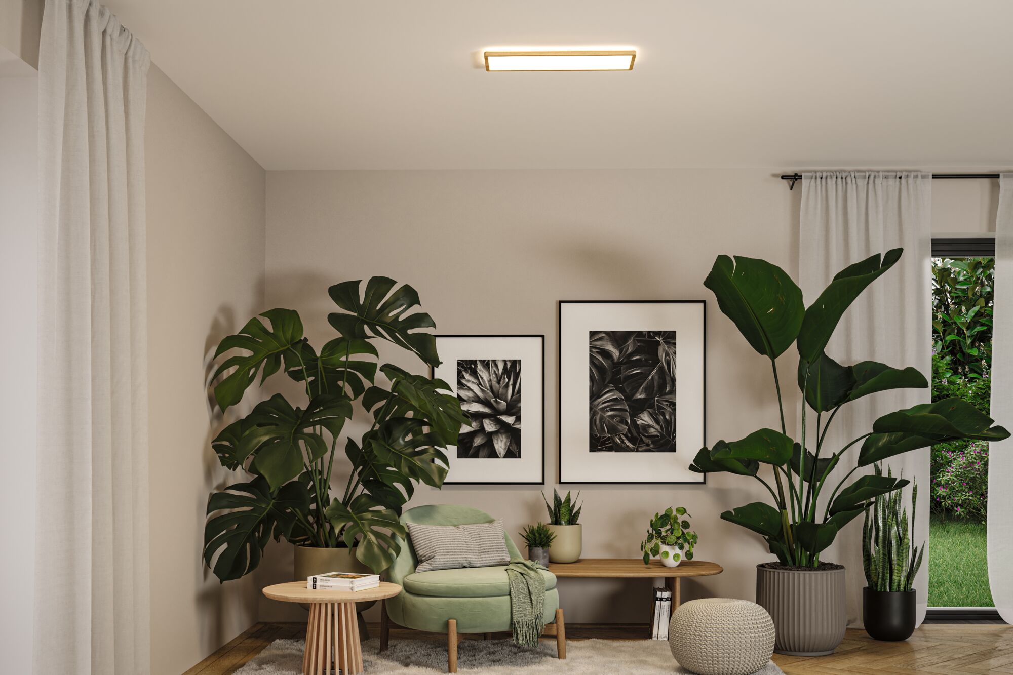 Salon moderne avec plafonnier rectangulaire, plantes vertes et fauteuil confortable beige et vert