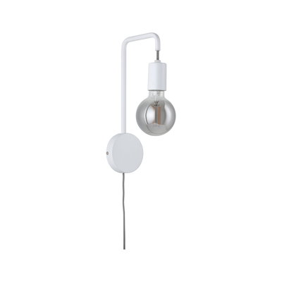 Moderne weiße Wandlampe aus Metall mit sichtbarer Glühbirne und Textilkabel für Wohnräume