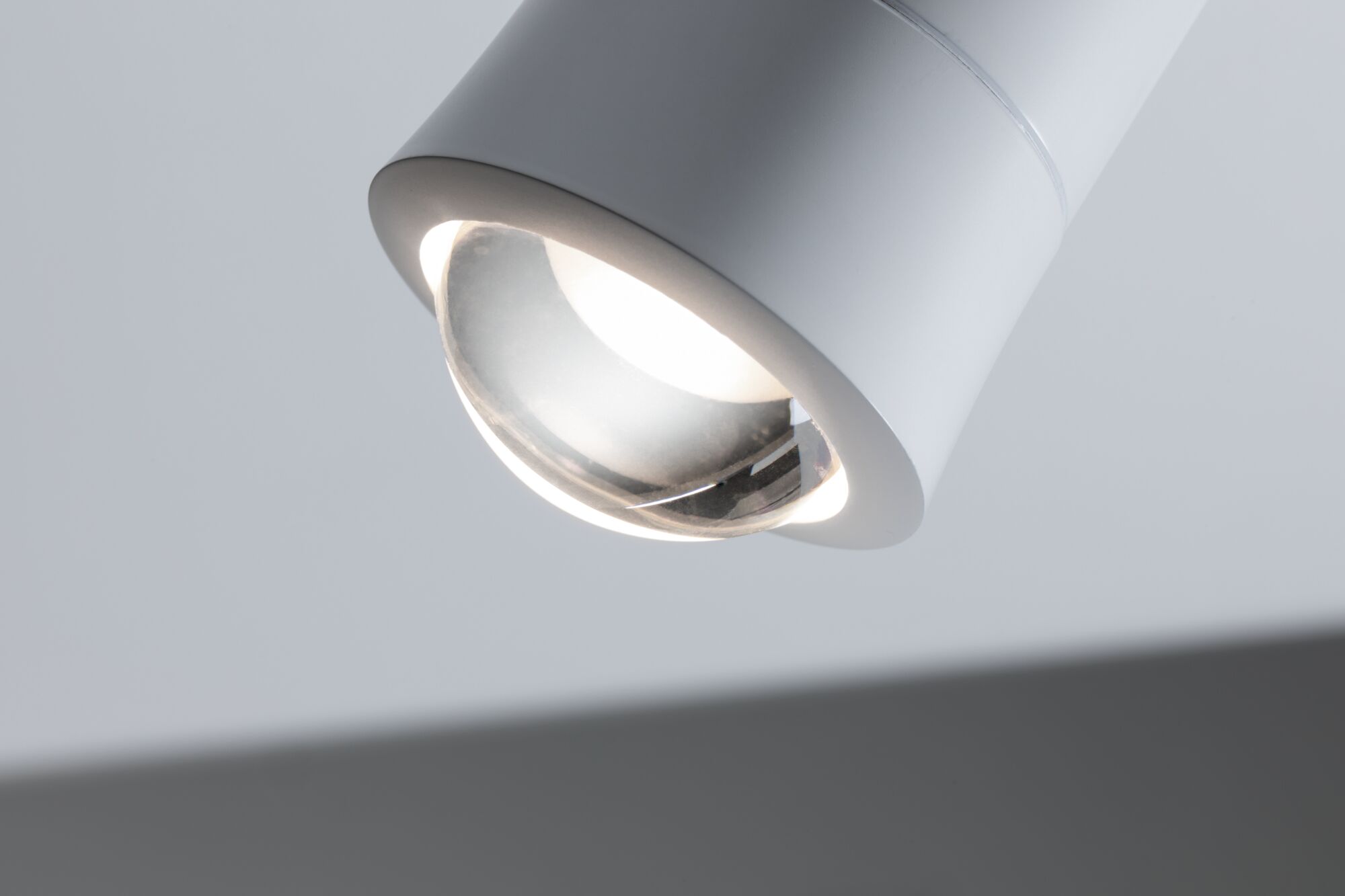 White metal LED ceiling spotlight with round lens for modern indoor lighting