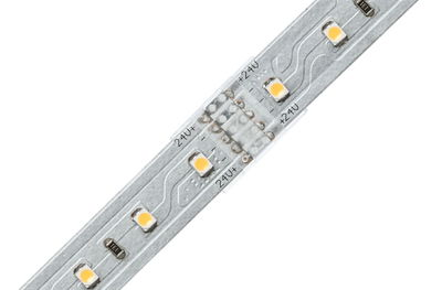 Gros plan sur une bande LED argentée avec LEDs jaunes et marquages 24V pour éclairage.