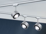 Drie zilverkleurige metalen LED-railspots gemonteerd aan wit plafond voor moderne verlichting