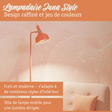 Lampadaire orange en métal avec tête mobile pour lumière dirigée, adapté aux intérieurs modernes