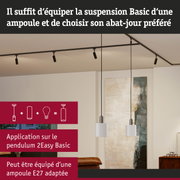 Suspension blanche moderne avec fixation métallique dans un salon élégant avec tableau décoratif.