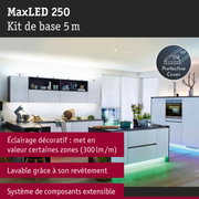 Cuisine moderne avec kit d'éclairage LED MaxLED 250 de 5 m et couverture protectrice pour éclairage décoratif