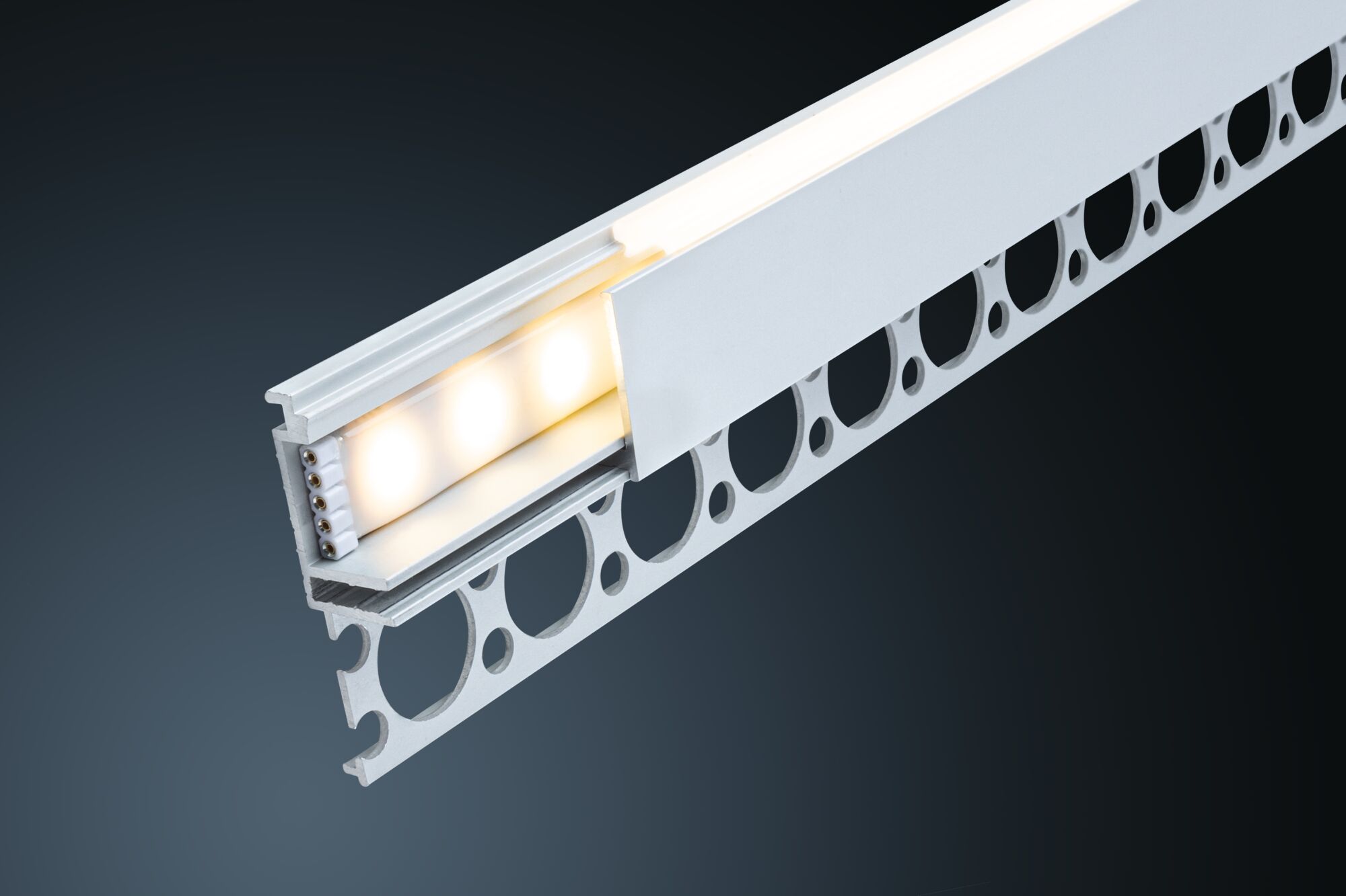 Aluminium LED-profil med hvid diffuser og perforeret plade til indirekte belysning og LED-strips.