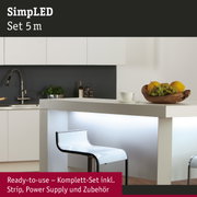 Moderne weiße Kücheninsel mit beleuchtetem Bereich und transparentem Barhocker in minimalistischem Design