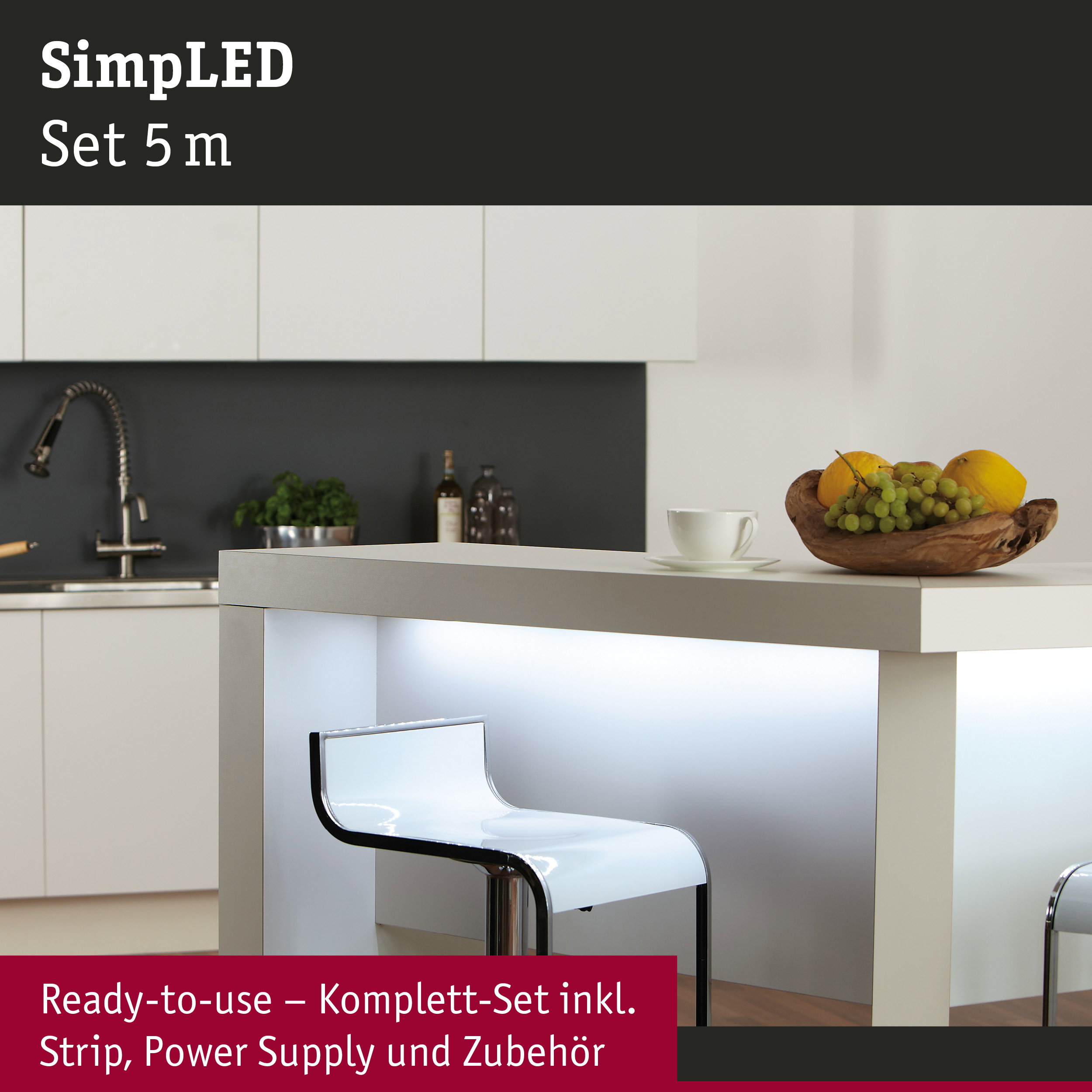 Moderne weiße Kücheninsel mit beleuchtetem Bereich und transparentem Barhocker in minimalistischem Design