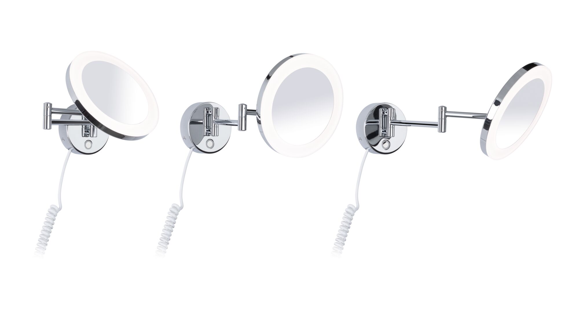 Drie chromen wandspiegels met LED-verlichting en uitschuifbare arm voor badkamergebruik.