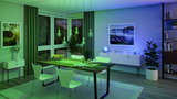 Moderne eetkamer met houten tafel, witte stoelen en groene LED-hanglampen voor sfeerverlichting