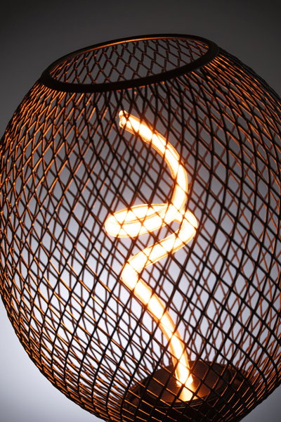 Moderne Tischlampe mit schwarzem Metallgitter und spiralförmiger LED-Leuchte für stimmungsvolle Beleuchtung