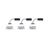 Drie witte LED-inbouwspots met zilverkleurige aluminium behuizing en zwarte aansluitkabel voor plafondmontage.