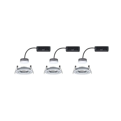 Drie witte LED-inbouwspots met zilverkleurige aluminium behuizing en zwarte aansluitkabel voor plafondmontage.
