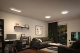 Modernes Wohnzimmer mit schwarzen Möbeln und drei weißen LED-Deckenleuchten für stimmungsvolle Raumbeleuchtung