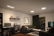 Modernes Wohnzimmer mit LED-Deckenleuchten in runder und rechteckiger Form, warmweißes Licht