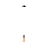 Moderne Pendelleuchte mit schwarzem Kabel und verchromter Fassung, warmweißes Leuchtmittel sichtbar