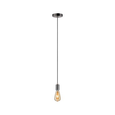 Moderne Pendelleuchte mit schwarzem Kabel und verchromter Fassung, warmweißes Leuchtmittel sichtbar