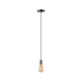Moderne hanglamp met zwarte kabel en chromen fitting, zichtbare warmwitte lamp voor sfeerlicht