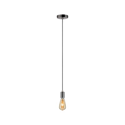Moderne Pendelleuchte mit schwarzem Kabel und verchromter Fassung, warmweißes Leuchtmittel sichtbar