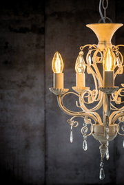 Lustre en métal blanc antique avec ampoules LED en forme de bougie chaude et pendentifs en cristal pour éclairage d'ambiance