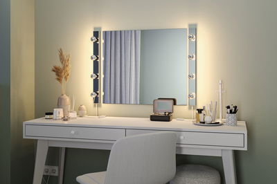 Coiffeuse blanche avec miroir et spots LED métalliques blanc chaud pour éclairage d'ambiance