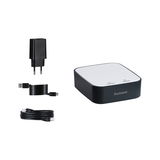 Schwarze und weiße Steuerbox mit Netzteil, USB- und Ethernet-Kabel für smarte Lichtsteuerung