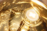 Close-up van warmwitte LED-licht met gouden glas en reflecterende lichtpatronen