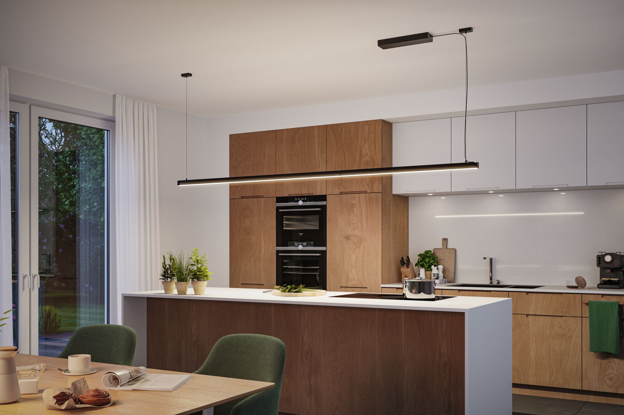 Moderne Küche mit Holzfronten und weißer Arbeitsplatte, LED-Pendelleuchte in Schwarz über Kochinsel.