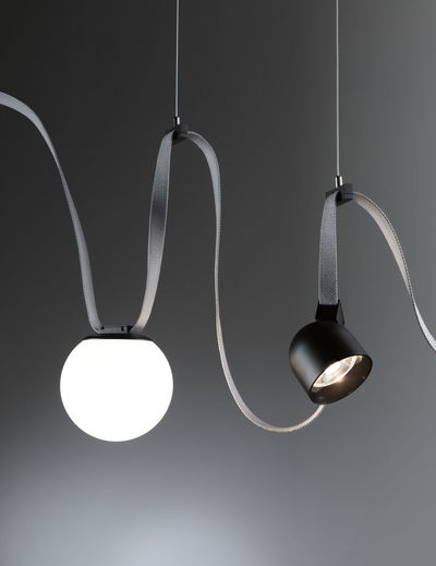 Moderne hanglamp met witte glazen bol en zwarte metalen spot aan grijze textielkabel