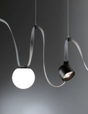 Moderne Pendelleuchte mit weißem Glasball und schwarzem Metallstrahler an grauem Textilkabel
