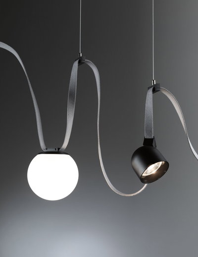 Moderne pendel med hvid glasglobus og sort metalspot på gråt tekstilkabel
