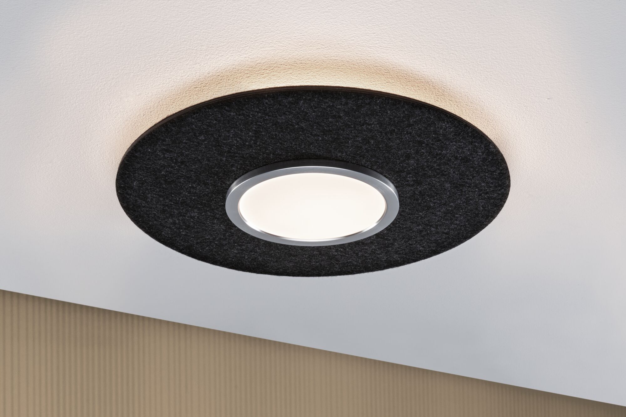 Runde Deckenleuchte mit weißem Licht und schwarzem Filzring für moderne Wohnräume