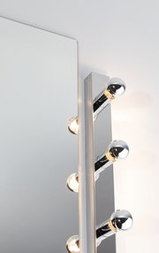 Moderner Spiegel mit verchromter LED-Beleuchtung und warmweißem Licht für stilvolle Raumgestaltung