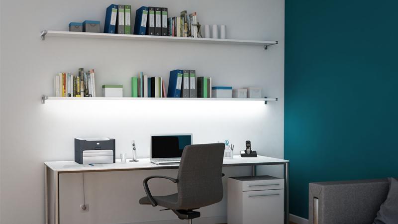 LED Strips für Büroräume LED Strips über einem Schreibtisch