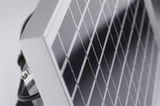 Close-up van zilverkleurig aluminium frame met zwarte zonnecellen voor duurzame energie.