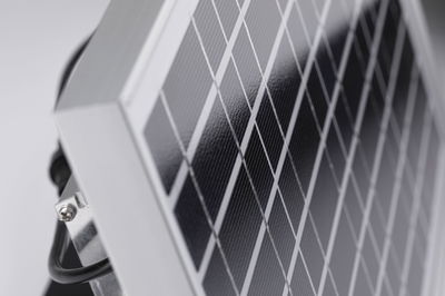 Nærbillede af sølvfarvet aluminiumsramme med sorte solceller til bæredygtig energi.