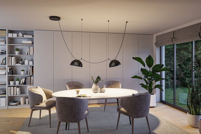 Moderne spisestue med hvidt ovalt bord, grå stole og sort metal pendellampe