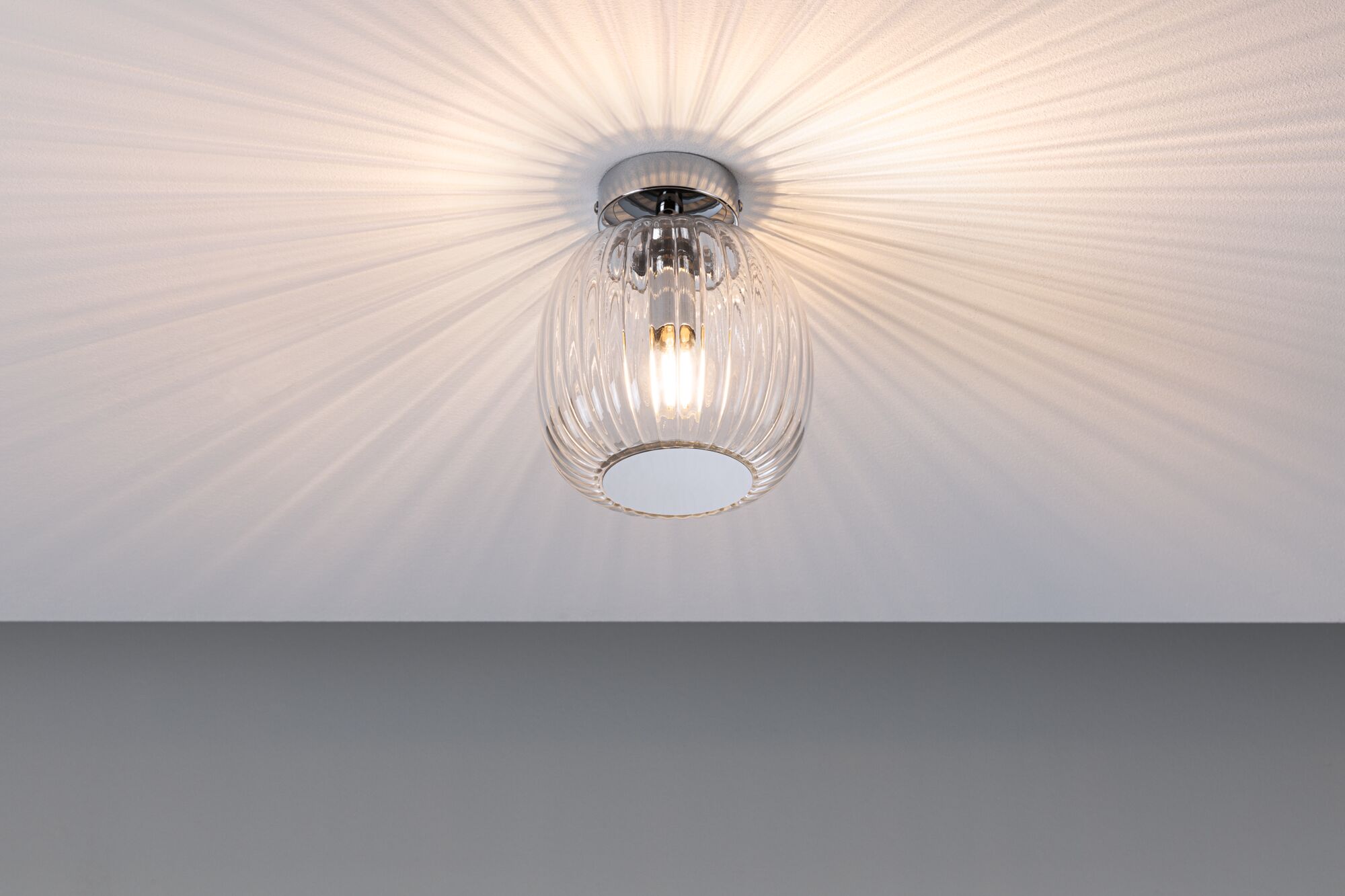 Plafonnier en verre cannelé transparent avec lumière chaude pour un éclairage intérieur élégant