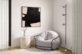 Moderne zilveren LED-wandspot met drie lampen in minimalistische woonkamer met grijze fauteuil.