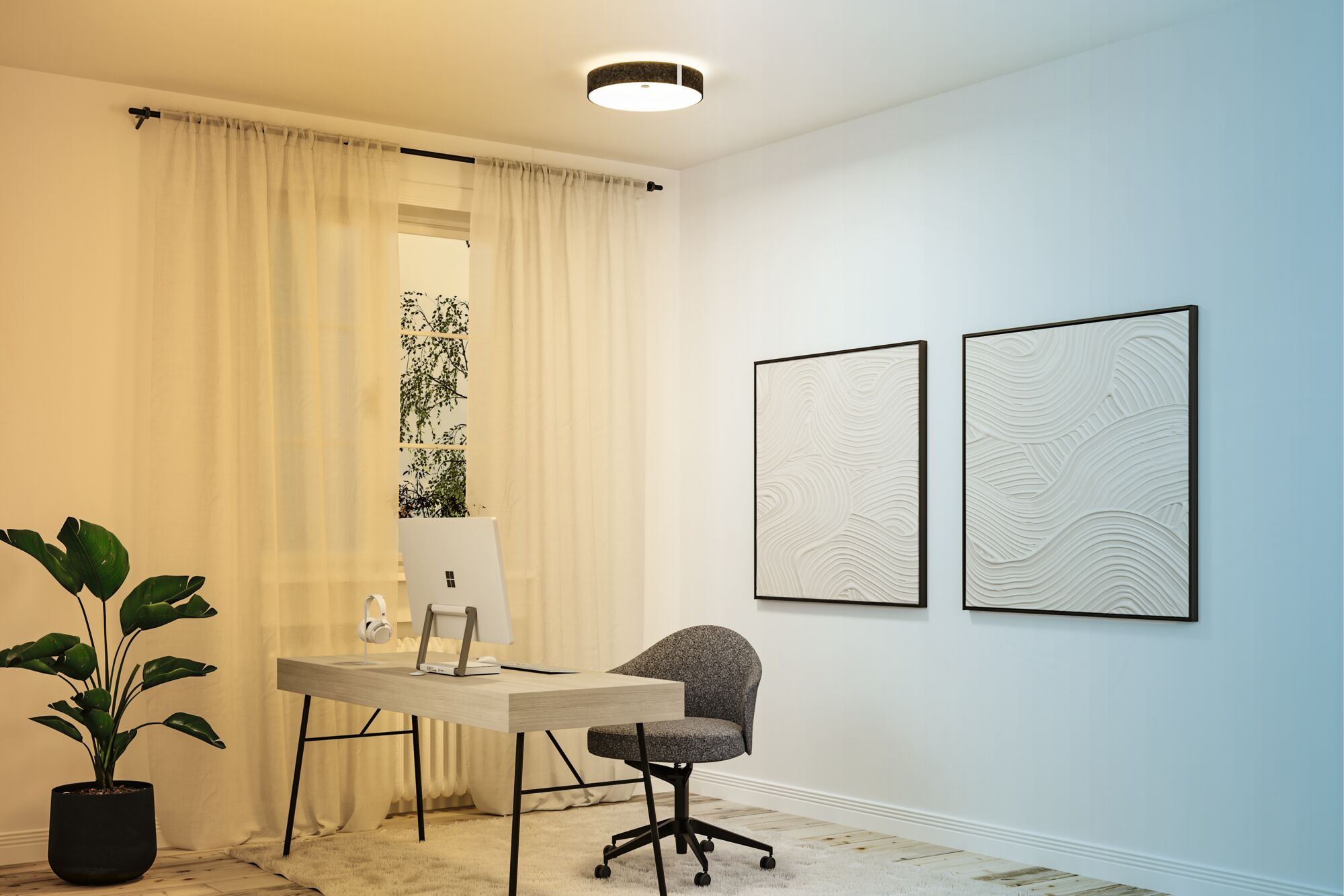 Bureau moderne avec bureau en bois clair, chaise grise et tableaux muraux décoratifs à motifs ondulés.