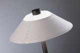 Abat-jour moderne en cuir gris avec coutures apparentes pour un éclairage intérieur élégant