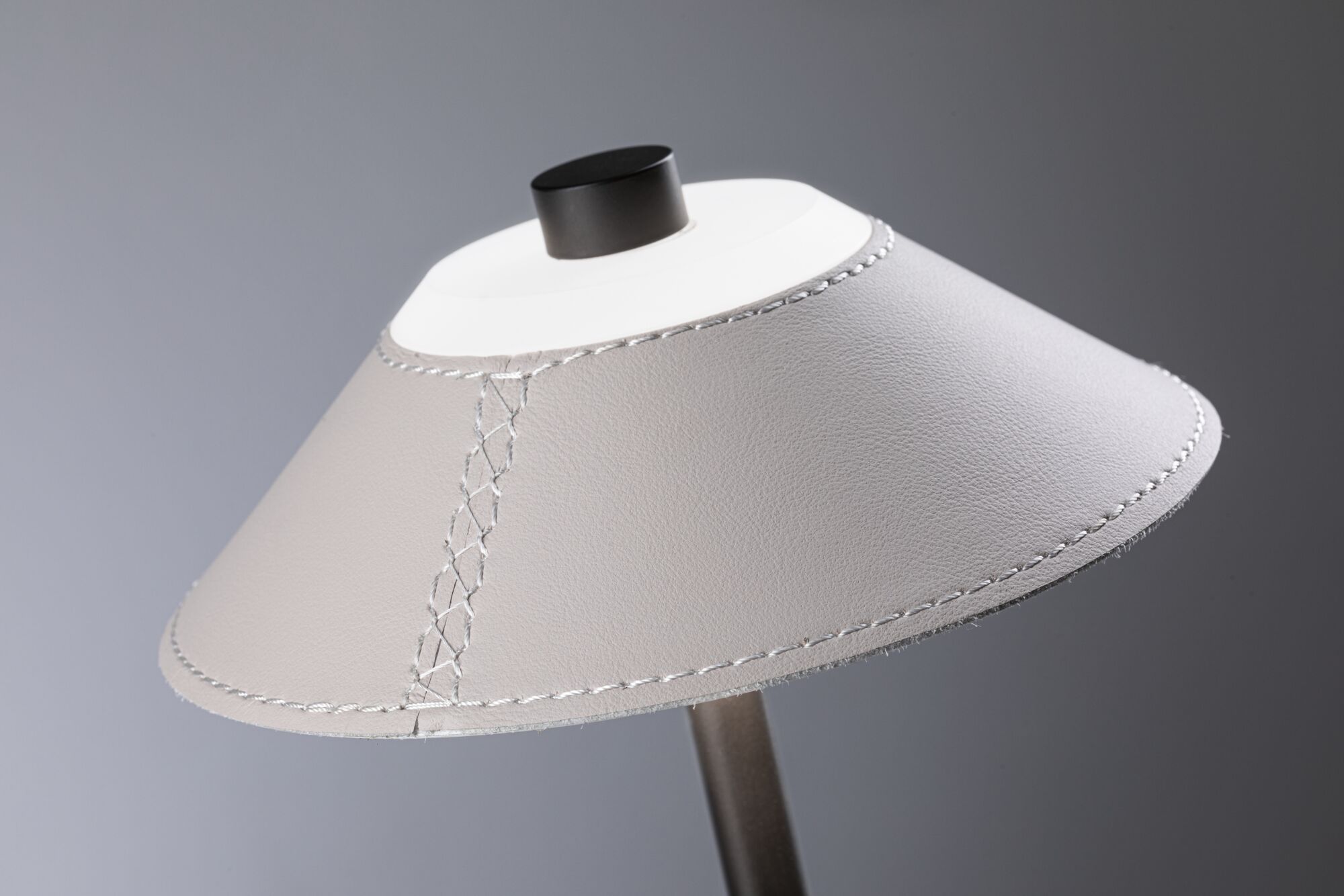 Moderner Lampenschirm aus grauem Leder mit sichtbaren Nähten für stilvolle Innenbeleuchtung
