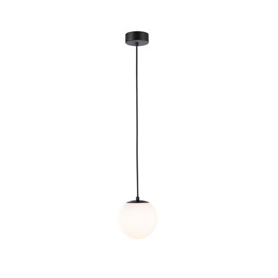 Moderne hanglamp met zwart metaal en witte glazen bol diffuser voor woonruimtes