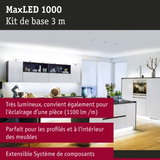 Cuisine blanche moderne avec système d’éclairage LED MaxLED 1000 pour meubles et pièce