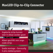 Moderne keuken met witte en zwarte kasten en groene LED-verlichting onder het aanrecht