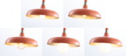 Okrągła pomarańczowa metalowa lampa wisząca z różnymi żarówkami do oświetlenia wnętrz