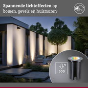 Buitenverlichting met spannende lichteffecten op bomen en gevels in moderne tuin