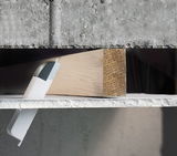 Lumière LED blanche sous meuble avec diffuseur gris fixée sur panneau en bois pour éclairage indirect