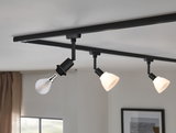 Rail lumineux LED noir avec trois spots réglables et abat-jours blancs mats pour salon.
