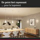 Salon moderne avec table en bois, chaises blanches et éclairage minimaliste pour décoration intérieure