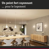 Salon moderne avec table en bois, chaises blanches et éclairage minimaliste pour décoration intérieure